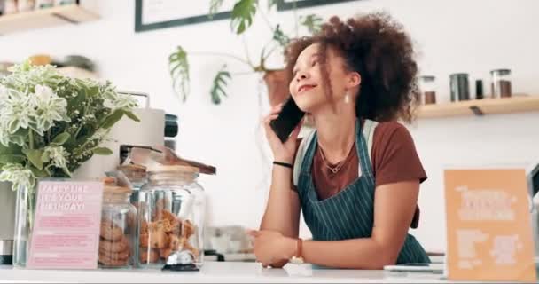 在咖啡店里 为餐厅的沟通 价格菜单或客户服务而微笑或打电话 小生意 侍者聊天或快乐的女人在手机上为咖啡店创业准备存货 — 图库视频影像
