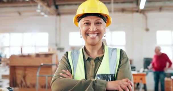 成熟的工程师或快乐的女人与手臂交叉在木工车间 巴西木匠工厂的肖像 微笑或自信的专业建筑师 承包商或头盔主管 — 图库视频影像