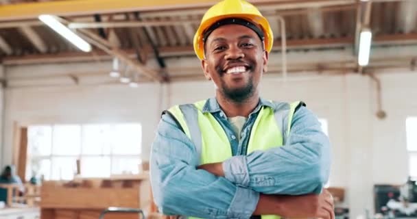 Cara Ingeniero Hombre Negro Feliz Con Los Brazos Cruzados Taller — Vídeos de Stock