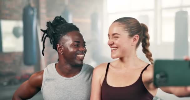 Spor Egzersiz Fotoğraf Için Spor Salonunda Barış Işareti Olan Mutlu — Stok video