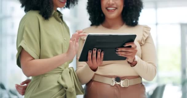 Üzletemberek Közelkép Nők Egy Tabletta Csapatmunka Adatelemzés Felülvizsgálat Média Cég — Stock videók