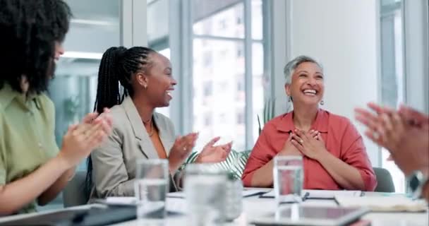 与办公室董事会中的女实业家会面 欢迎和掌声 以进行战略或讨论 谢谢你 在员工团队为晋升或奖金鼓掌的情况下 你的工作积极性和成功 — 图库视频影像
