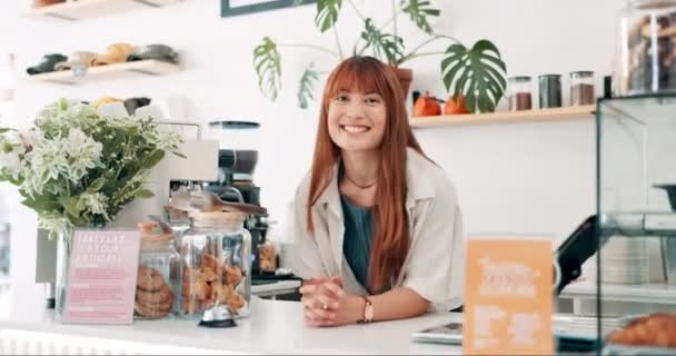 Cara Mulher Dono Empresa Café Caixa Balcão Boas Vindas Atendimento — Vídeo de Stock