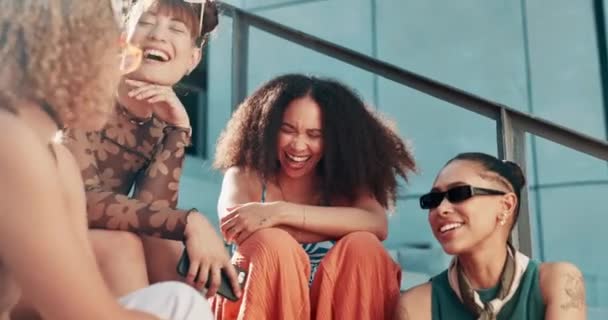 Divat Barátok Nők Városban Lépcsőn Divatos Ruhák Alkalmi Ruhát Modern — Stock videók