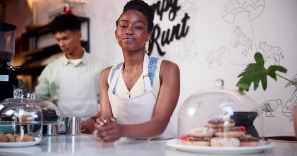 快乐的黑人妇女和职业咖啡店的专业咖啡师在咖啡店为顾客提供围裙服务 餐厅小生意或管理中的非洲人 女服务员或店主的画像 — 图库视频影像
