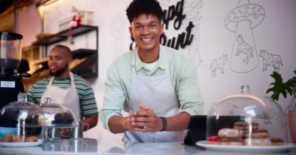 快乐的男人 咖啡师和友好的侍者在咖啡店里为顾客提供服务 事业或创业机会 有自信的男性形象或小企业主对餐厅管理的微笑 — 图库视频影像
