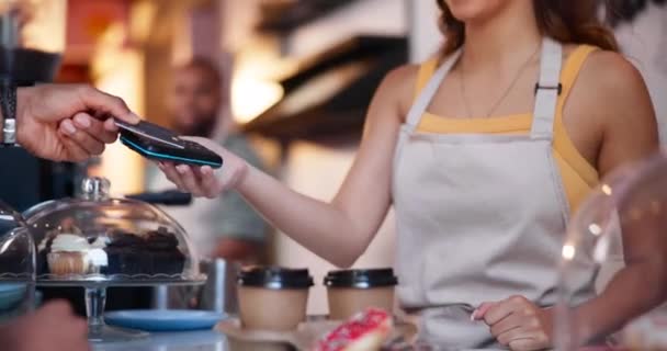 在咖啡店为顾客提供无纸化交易 银行业务和购物服务的人手 女服务员和顾客 咖啡店和容易付款的机器 信用卡和茶杯 咖啡或饮料的钱 — 图库视频影像