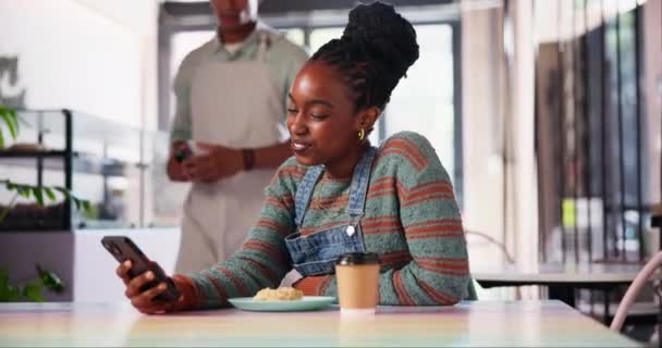 咖啡店 男人和女人 有波斯 电话和容易支付与咖啡店检查 帮助或服务 服务员 人们和智能手机 带着微笑在自助餐厅里进行无纸化交易的Fintech应用程序 — 图库视频影像