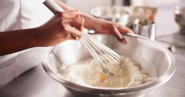 Mains Œufs Fouetter Mélange Farine Sur Table Chef Processus Pâte — Video