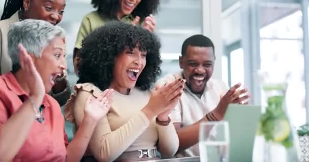 Έκπληξη Ειδήσεις Και Ομάδα Στο Laptop Εορτασμό Της Επιτυχίας Χειροκροτήματα — Αρχείο Βίντεο