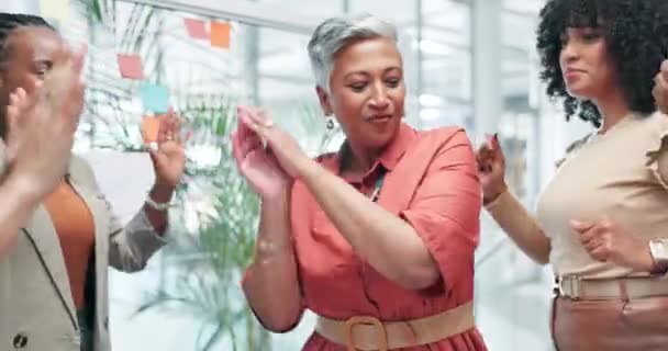 Gens Affaires Créatifs Danse Travail Équipe Avec Célébration Gagnant Promotion — Video