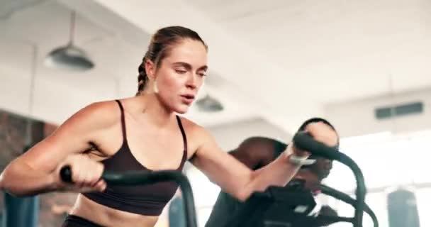 有氧运动和妇女在健身房的机器上进行剧烈运动 训练和运动 以促进健康的身体 出汗和骑自行车的人的表现 耐力和健康 — 图库视频影像