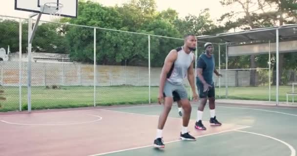 Kosárlabda Pálya Férfiak Játszanak Kívül Versenyképes Szórakozás Naplementekor Egészség Fitness — Stock videók