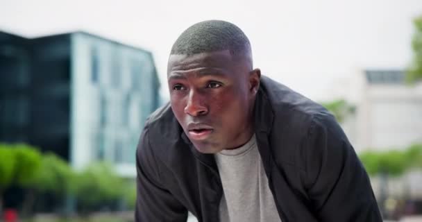 Sport Pot Černý Muž Dýchá Pro Běh Městě Trénink Pro — Stock video