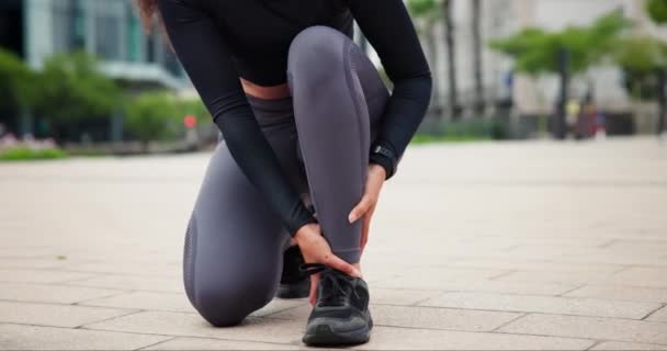 Knöchel Schmerzen Und Frau Mit Verletzungen Durch Sport Outdoor Für — Stockvideo