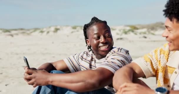 コネクション 夏のためのビーチで友人との電話 リラックスしたソーシャルメディア ハッピー オンライン モバイルアプリ 休暇のためにマイアミの休暇で話す人々 面白く 一緒に結合 — ストック動画