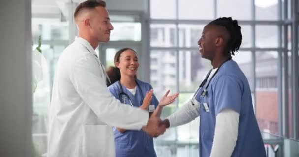 Χειραψία Γιατροί Και Νοσηλευτές Ιατρικό Προσωπικό Νοσοκομείο Για Συγχαρητήρια Συμφωνία — Αρχείο Βίντεο