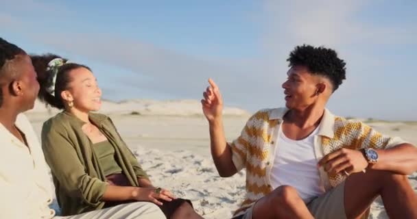 Przyjaciele Grupa Jedzenie Plaży Relaks Wakacje Lub Złapać Winogrona Ustami — Wideo stockowe
