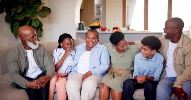 Μεγάλη Οικογένεια Χαμόγελο Και Πορτρέτο Στο Σπίτι Σαλόνι Συγκόλληση Μαζί — Αρχείο Βίντεο