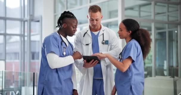 간호사 수술을위한 의료진과 병원에서 태블릿을 인터넷에서 온라인 텔레헬스를위한 남성과 — 비디오