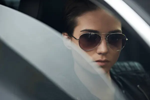 Fönster Bil Och Ansikte Kvinna Med Solglasögon För Cool Stil — Stockfoto