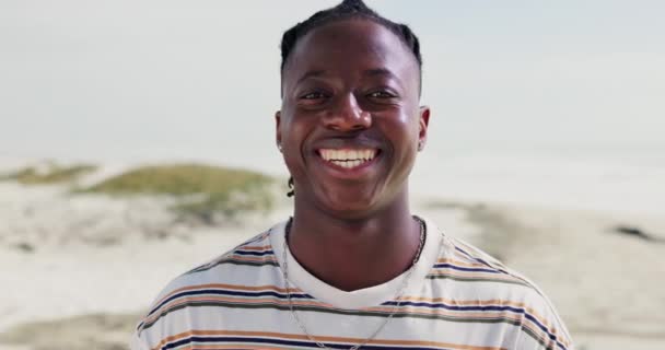 夏休み 冒険のためのビーチで黒人の笑顔 リラックスした顔 旅行のためのマイアミの海岸線で男性の肖像画とハッピー 探索し — ストック動画