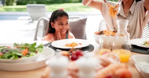 家族の絆 食べ物 健康のためにランチで母親と一緒に幸せなパスタと子供 リラックスして 一緒に愛 休日のイベントのために家で食事をする人々と空腹 — ストック動画