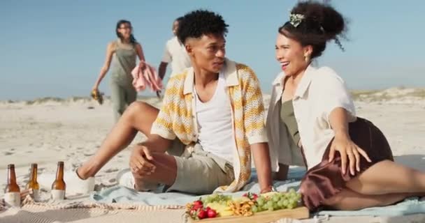 Feliz Piquenique Amigos Praia Para Férias Férias Verão Fim Semana — Vídeo de Stock