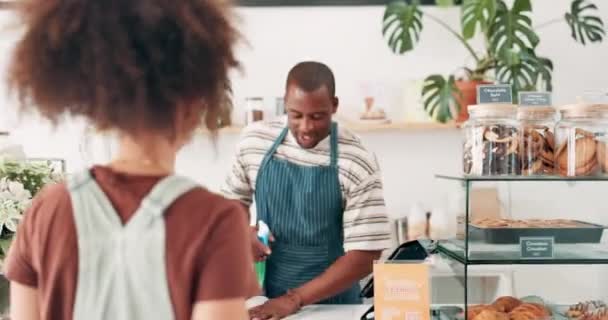 出纳员 客户服务和点菜 在小商业中的咖啡店问题 菜单选择和招待 快乐的非洲咖啡师 在咖啡店工作 说话和帮忙的人或服务员 — 图库视频影像