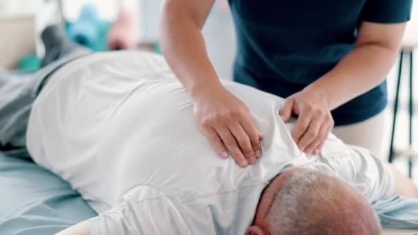 Fisioterapia Massagem Nas Costas Quiroprático Com Homem Idoso Consultório Médico — Vídeo de Stock