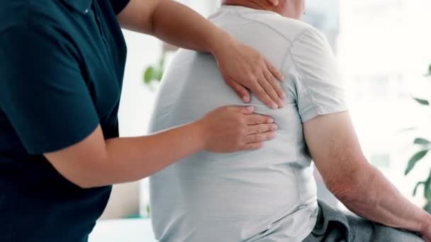 Physiothérapie Massage Dos Chiropraticien Avec Homme Âgé Cabinet Médical Clinique — Video