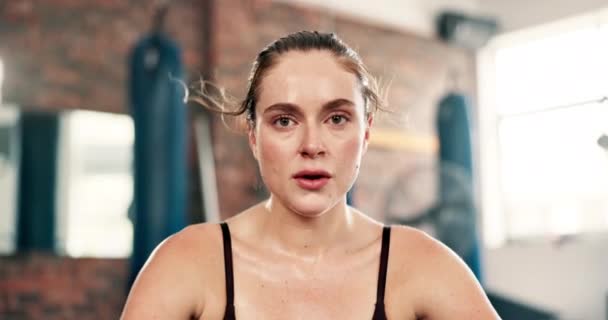 累了的 脸的或健康的女人在健身房里呼吸以进行训练 锻炼或剧烈的晨练 肖像画或运动员在从身体锻炼 挑战或表现中恢复时流汗 — 图库视频影像