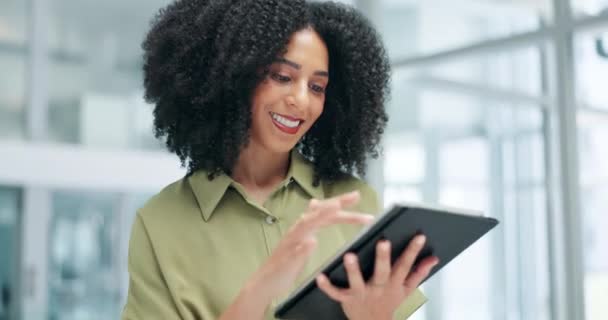 Επιχειρήσεις Γυναίκες Και Tablet Πληκτρολόγηση Σύνδεση Και Internet Μέσα Κοινωνικής — Αρχείο Βίντεο