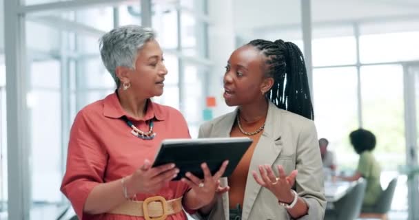 Επιχειρηματική Γυναίκα Tablet Και Ομάδα Συζήτηση Για Σχεδιασμό Στρατηγική Ιδέες — Αρχείο Βίντεο