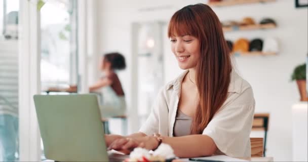 Kadın Kafe Bilgisayardaki Uzaktan Çalışma Mutlu Metin Yazarlığı Yaratıcı Blog — Stok video