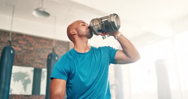 Hombre Fitness Agua Potable Descanso Gimnasio Para Hidratación Recuperación Sostenibilidad — Vídeos de Stock