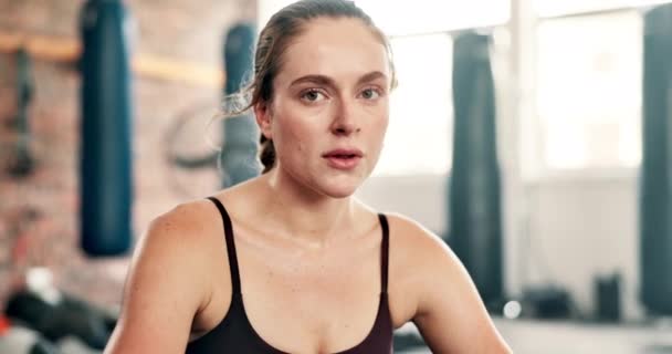 健身妇女在健身房锻炼 锻炼或晨练时疲劳 呼吸或面部表情 肖像画或运动员在从身体锻炼 挑战或表现中恢复时流汗 — 图库视频影像