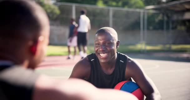 Basketbal Mannen Vrienden Buiten Met Vuist Hobbel Beginnen Vieren Met — Stockvideo