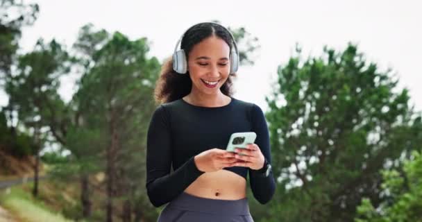 Telefon Smějící Šťastná Fitness Žena Parku Sluchátky Pro Poslech Legrační — Stock video
