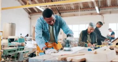 Mühendislik, üretim ve marangozluk atölyesinde mobilya imalatı yapan bir marangoz. Ahşap işleri, endüstri ve Afrikalı erkek endüstriyel işçiler depoda aletlerle çalışıyor ve kereste üretiyorlar..