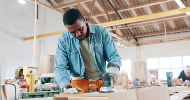 在一个制造家具的车间里 木匠和带磨床的木匠 工业工人和男工在仓库用工具加工和建造木材 — 图库视频影像