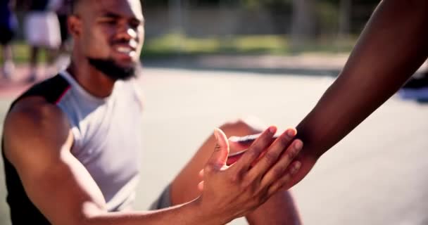 Fitness Aide Les Hommes Sportifs Avec Les Mains Dans Solidarité — Video