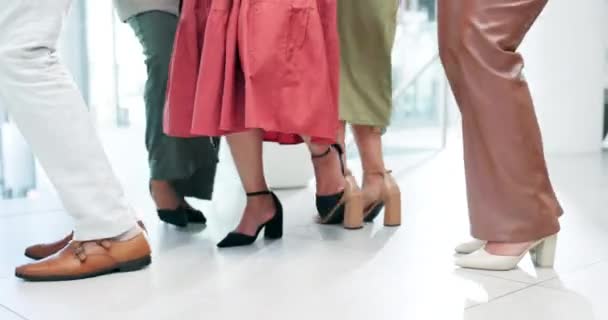 Biznesmeni Nogi Tańce Świętowaniu Podłodze Butach Szpilkach Biurze Zbliżenie Podekscytowanych — Wideo stockowe