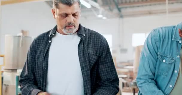 Mand Tømrer Teamwork Byggeri Forsyningskæde Eller Produktion Træværk Værksted Mand – Stock-video