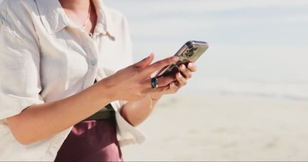 検索またはWeb通信のクローズアップとビーチで女性の電話 チャット タクシー タクシー 運転手サービス 追跡または輸送要求のためのアプリ上の旅行 スマートフォンまたは女性 — ストック動画