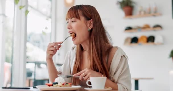 Femeie Fericită Cafenea Mâncând Micul Dejun Sau Vafe Serviciul Pentru — Videoclip de stoc