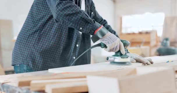 在一个制造家具的车间里 木匠与磨床的工程 木制品和特写 工业和工业工人在仓库用工具加工和制造木材 — 图库视频影像
