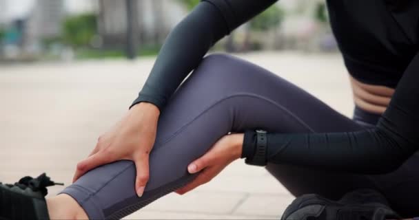 Sport Zranění Osoba Bolestí Nohou Venku Pro Cvičení Ruce Křeče — Stock video
