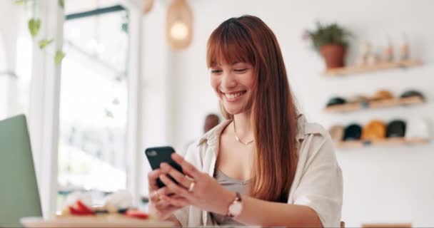 Kafe Telepon Dan Wanita Bahagia Mengetik Untuk Pekerjaan Jarak Jauh — Stok Video