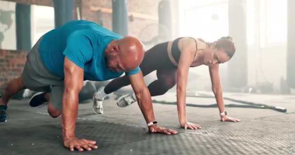 健身和登山者一起在地板上的健身房锻炼或训练 健身俱乐部的积极男女 私人教练或腹肌 核心力量或耐力教练 — 图库视频影像